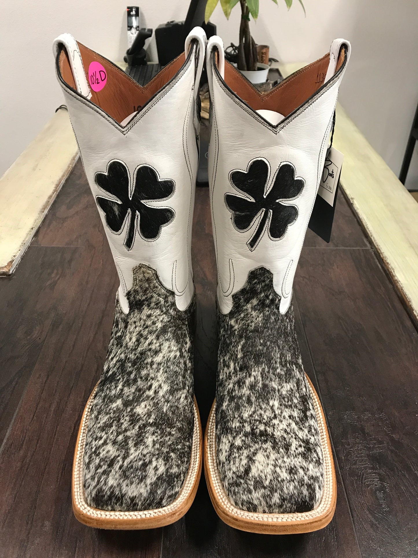 Cowhide- Black&White 10.5 D