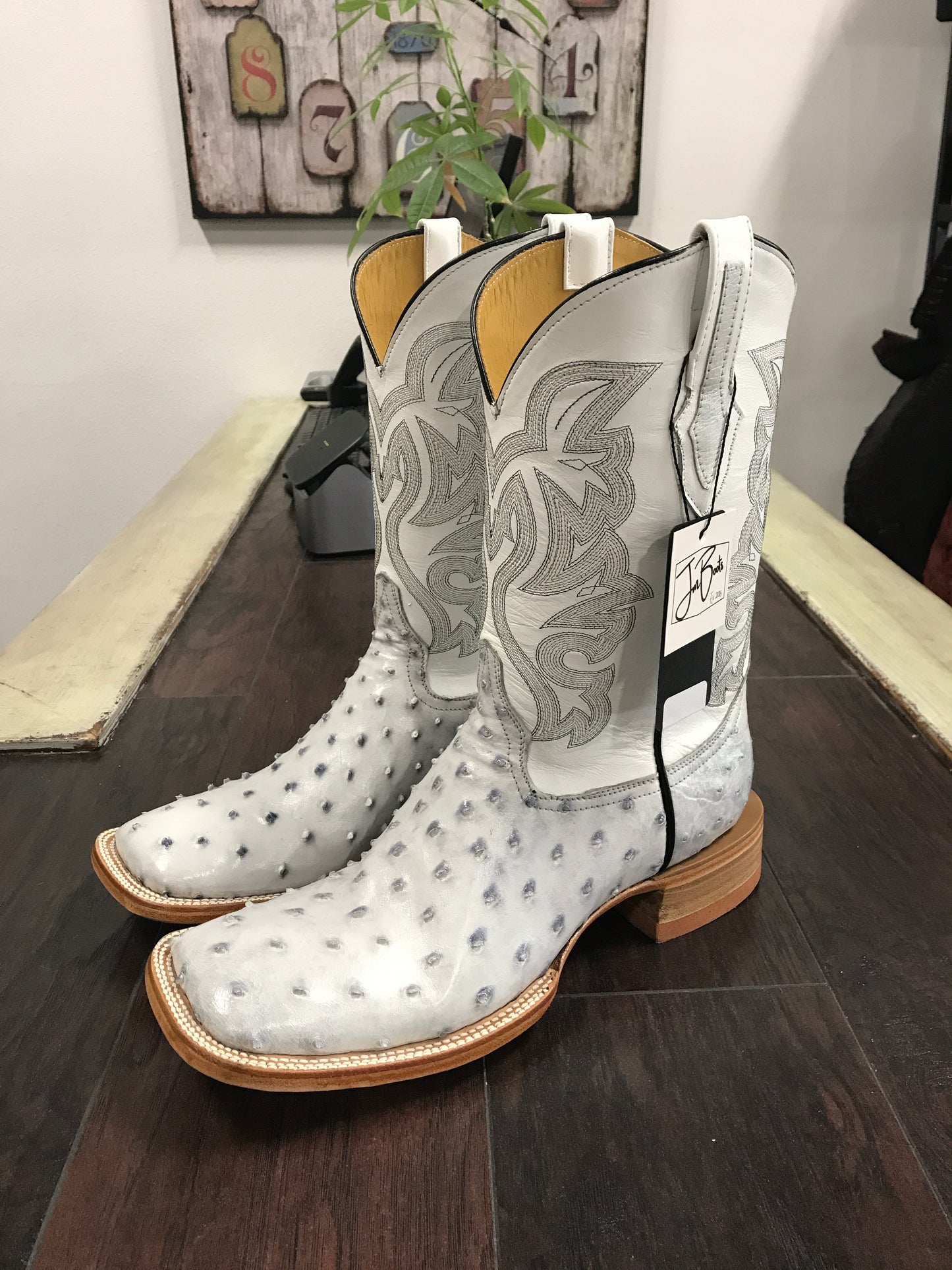 Ostrich- White Bruciato