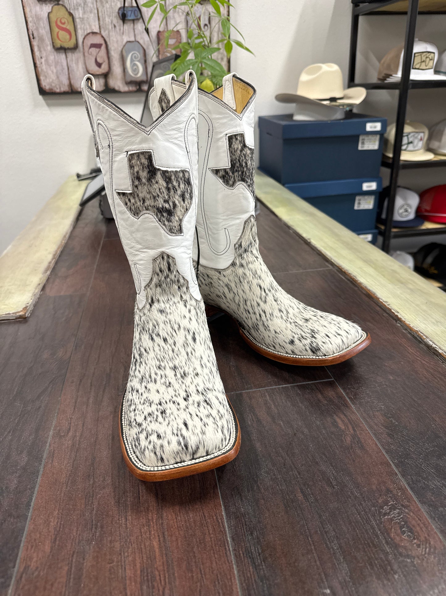 Cowhide- Black&White 11EE