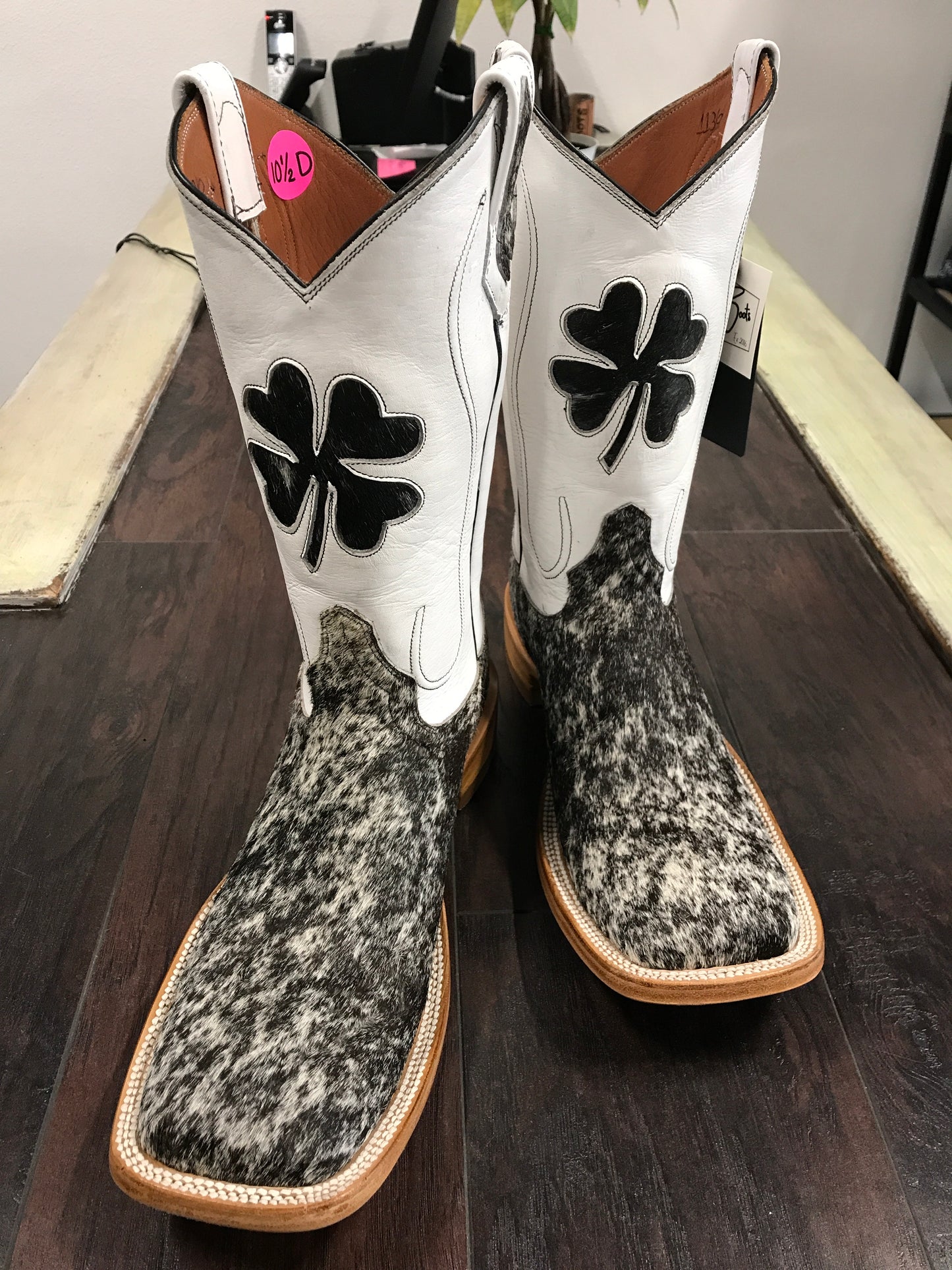 Cowhide- Black&White 10.5 D