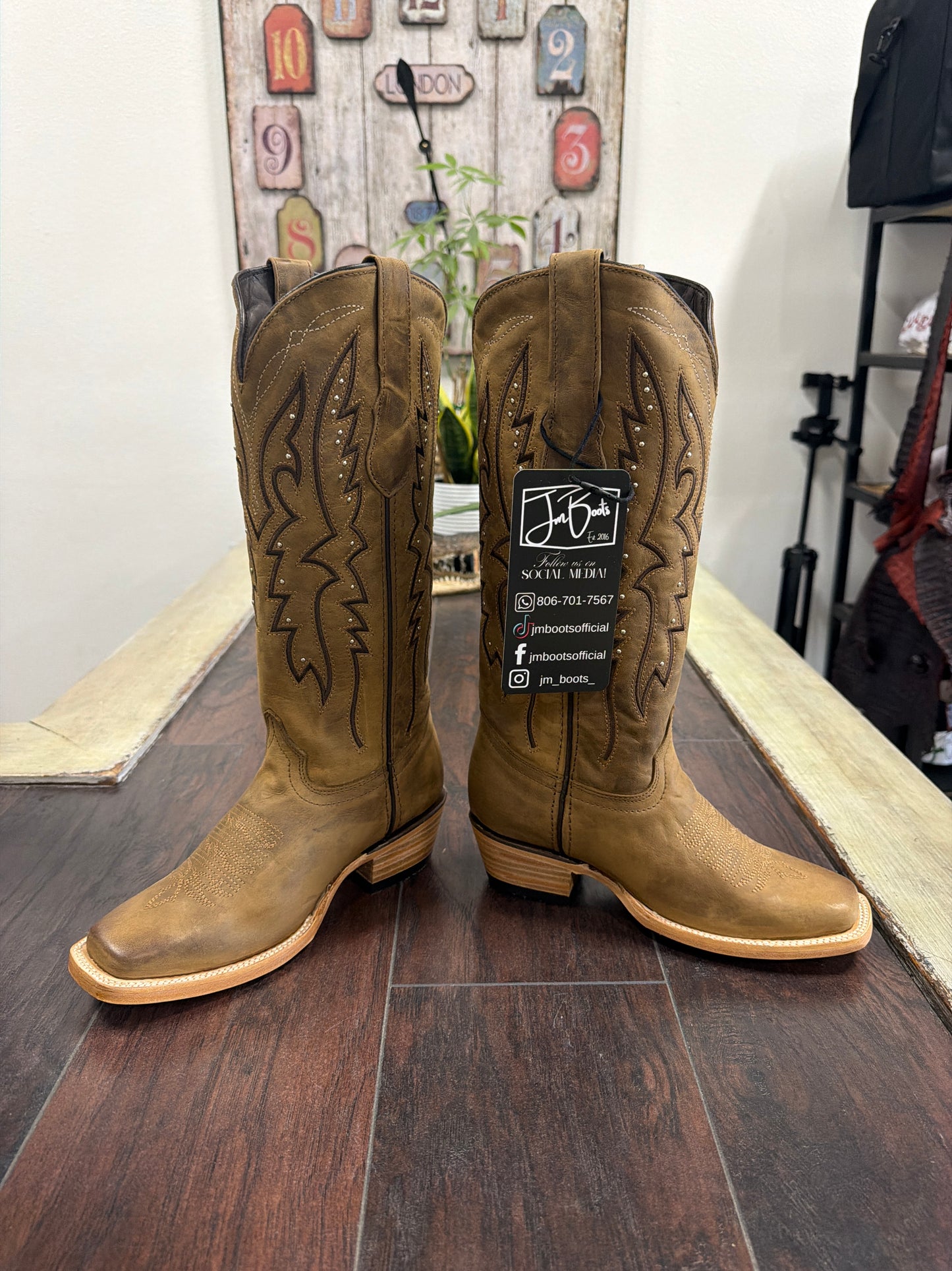 Ladies Beirut Alexa Frontier