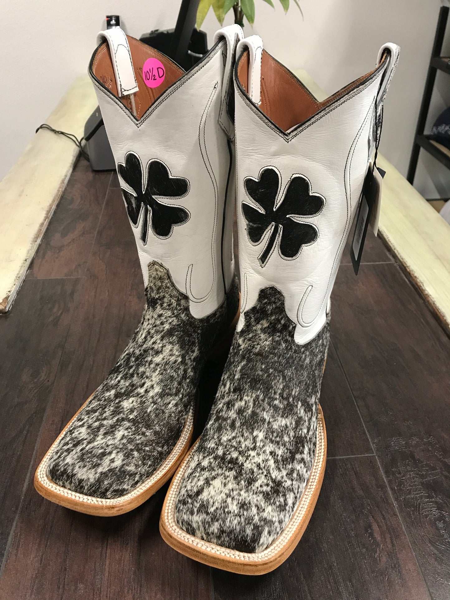 Cowhide- Black&White 10.5 D