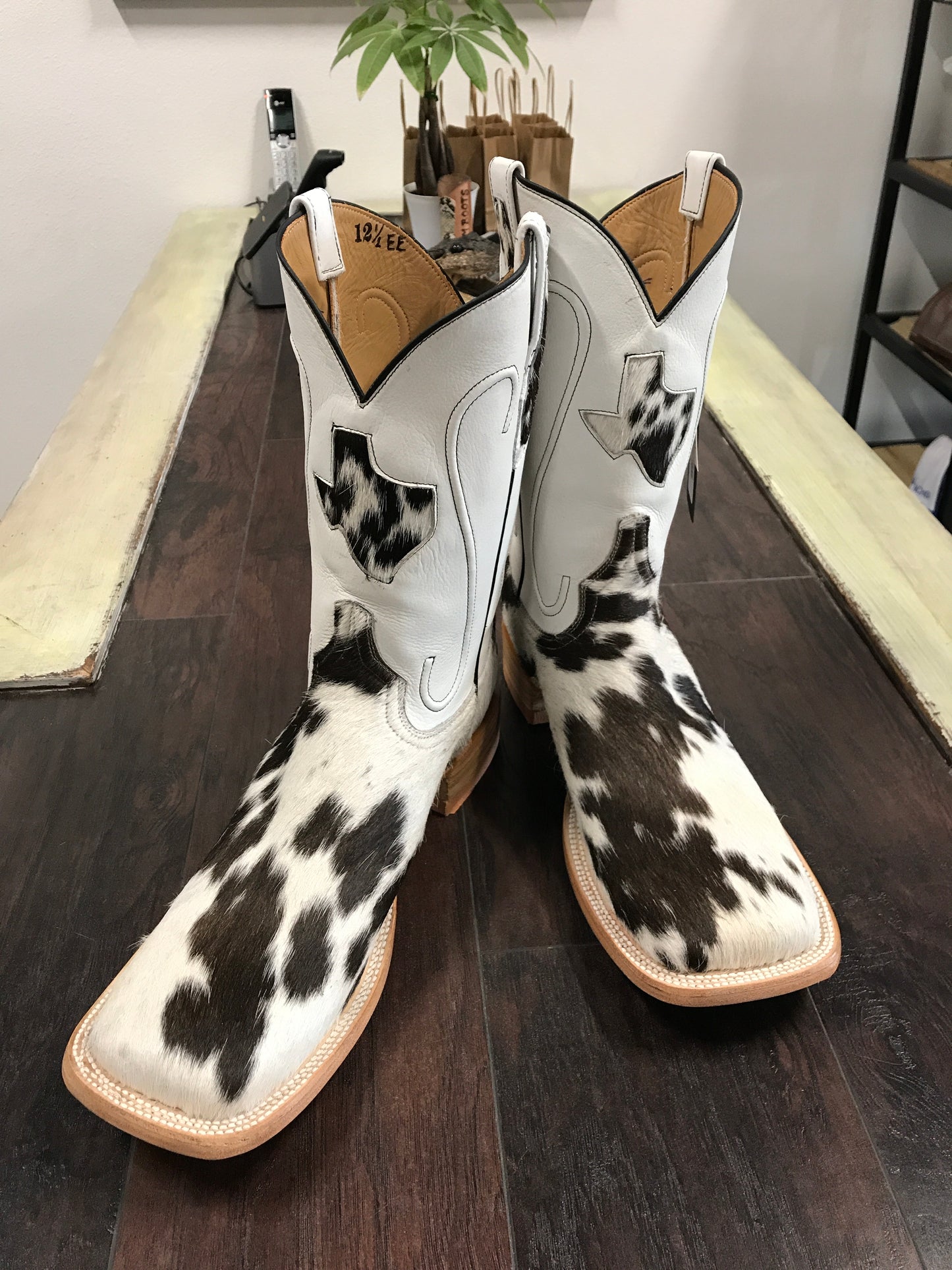 Cowhide- Black&White 12.5EE