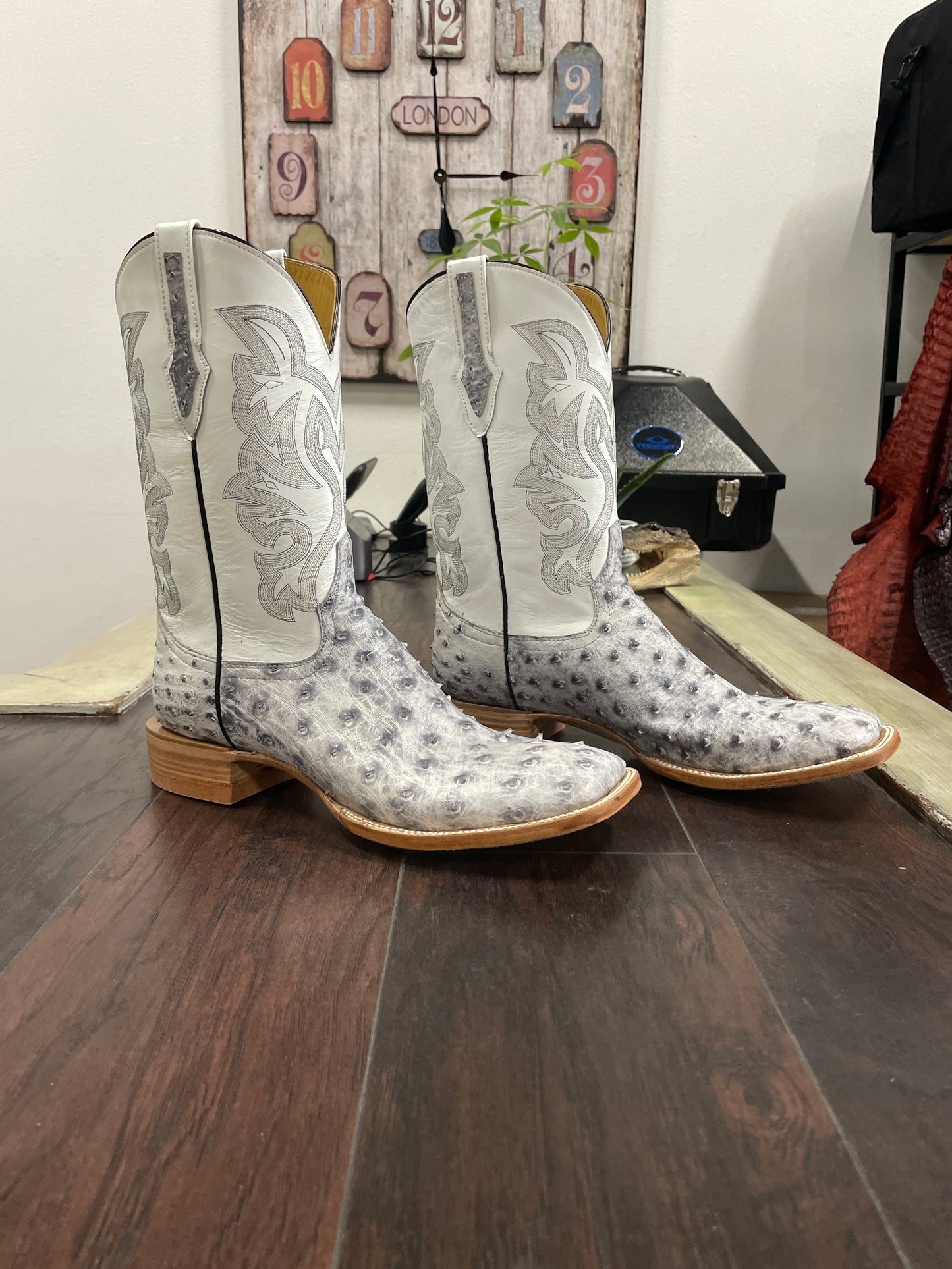 Ostrich- White Bruciato
