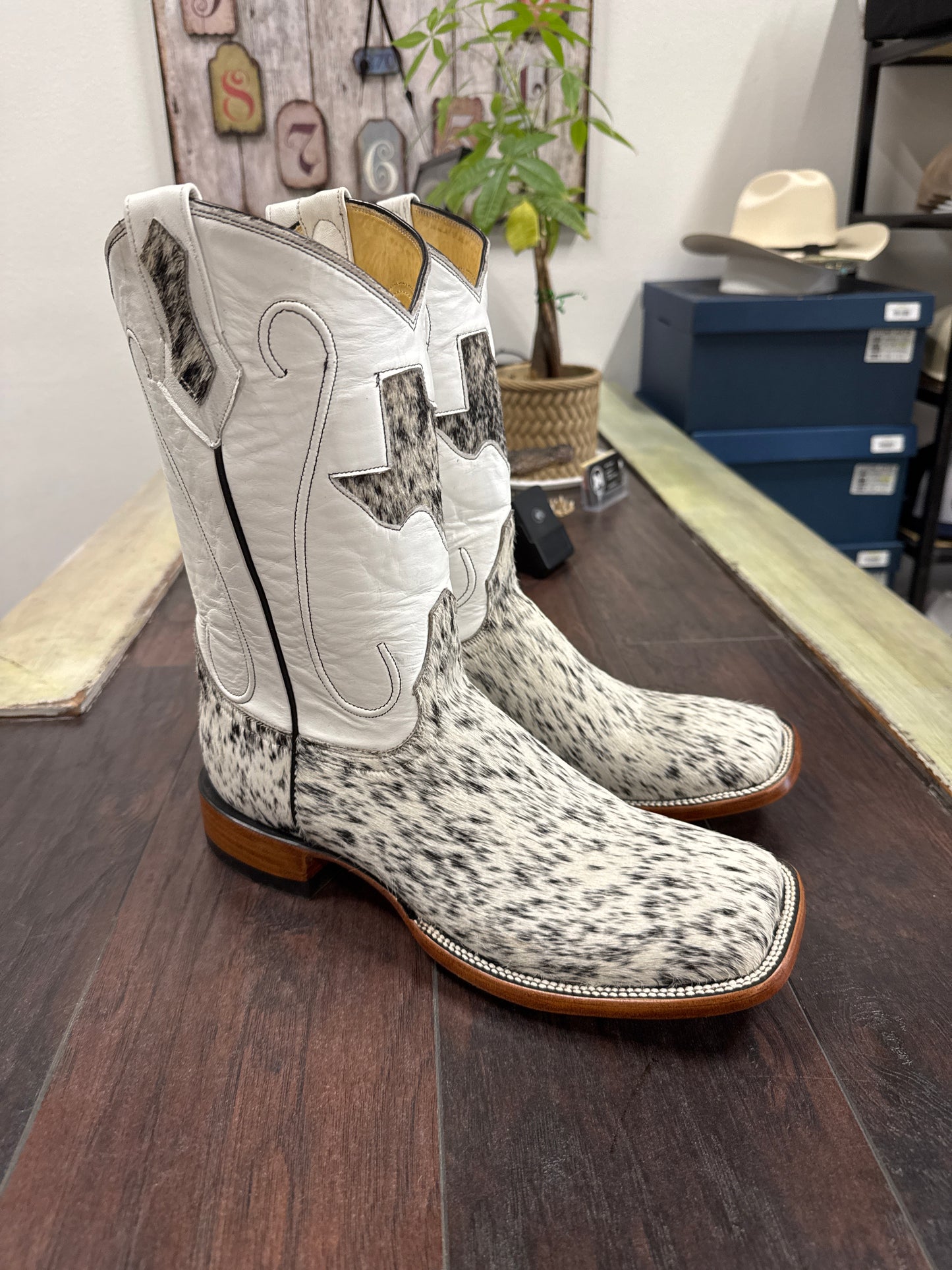 Cowhide- Black&White 11EE