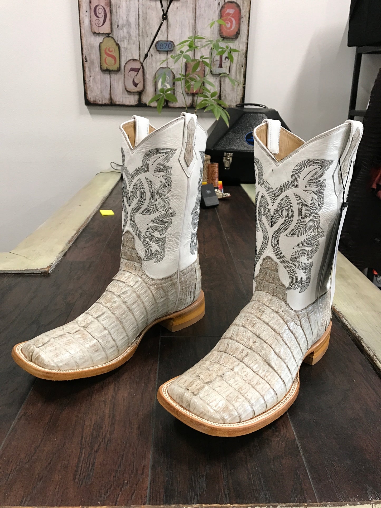 Natural - Caiman Tail