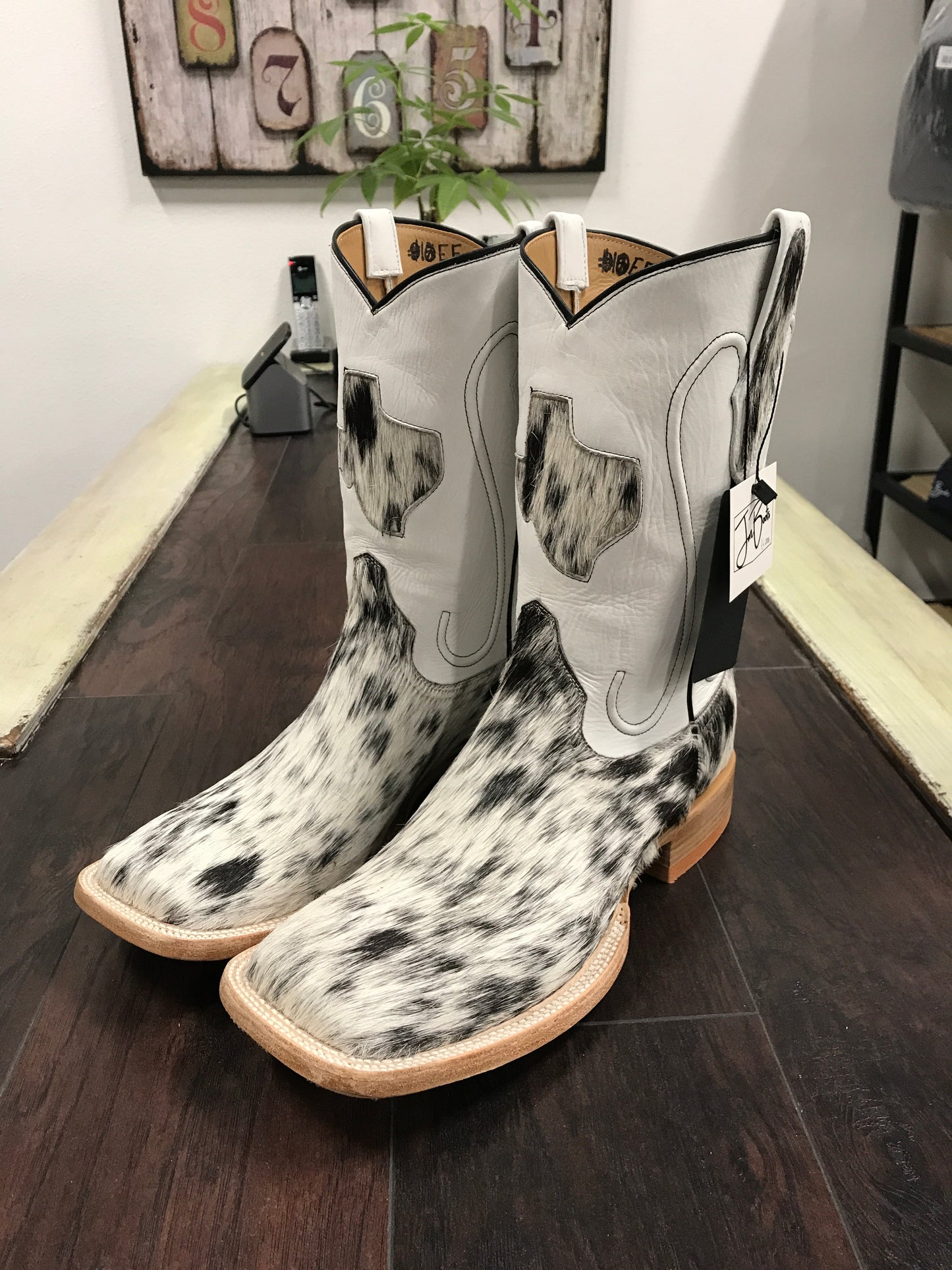 Cowhide- Black&White 10EE