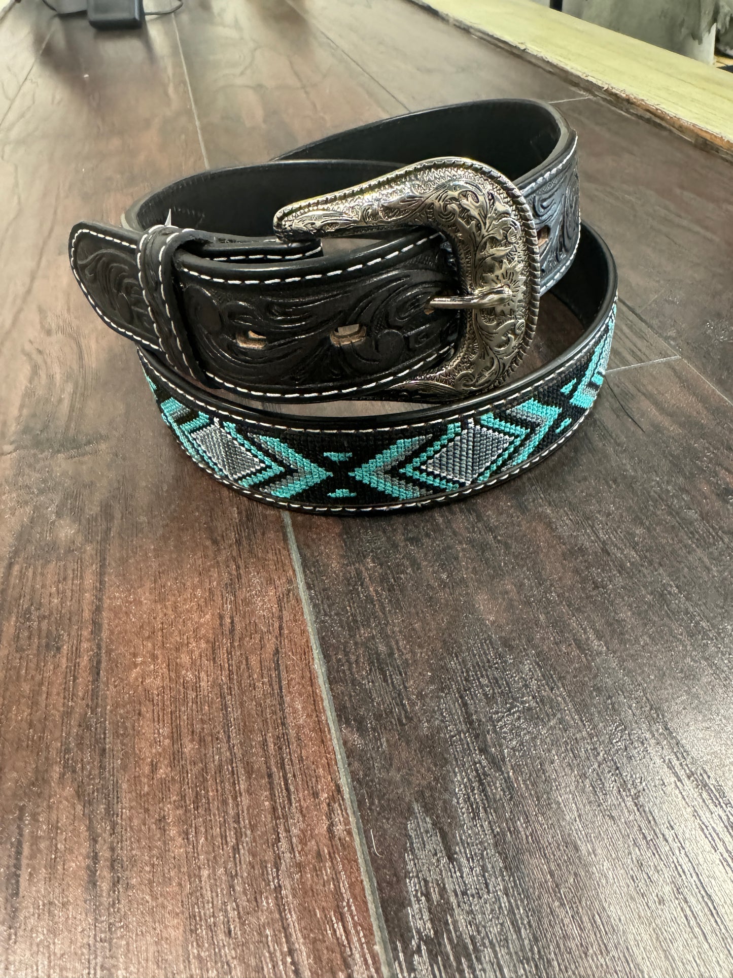 ARIAT 1 1/2 EMBROIDERY INLAY BL/BK
