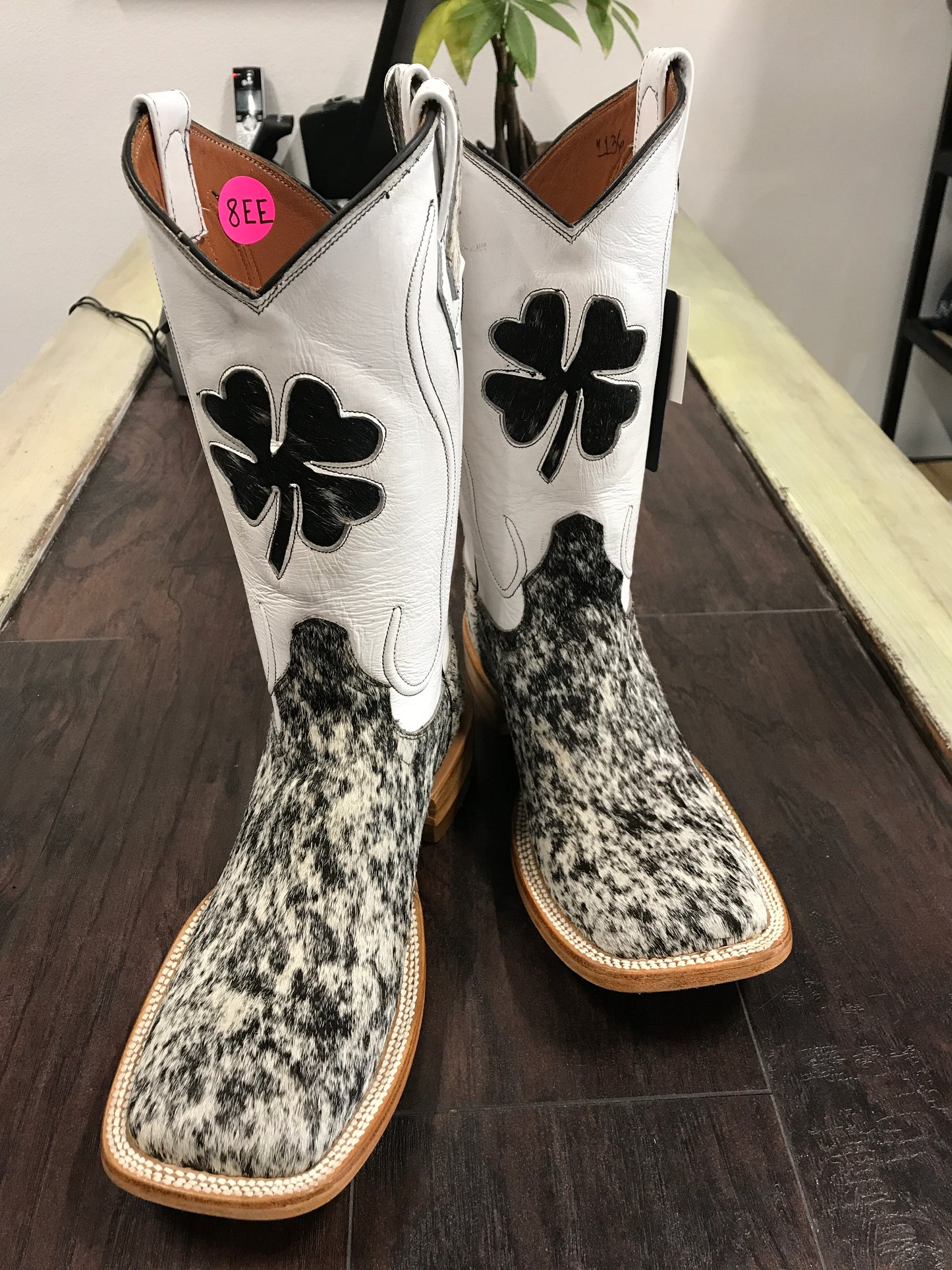 Cowhide- Black&White 8 EE