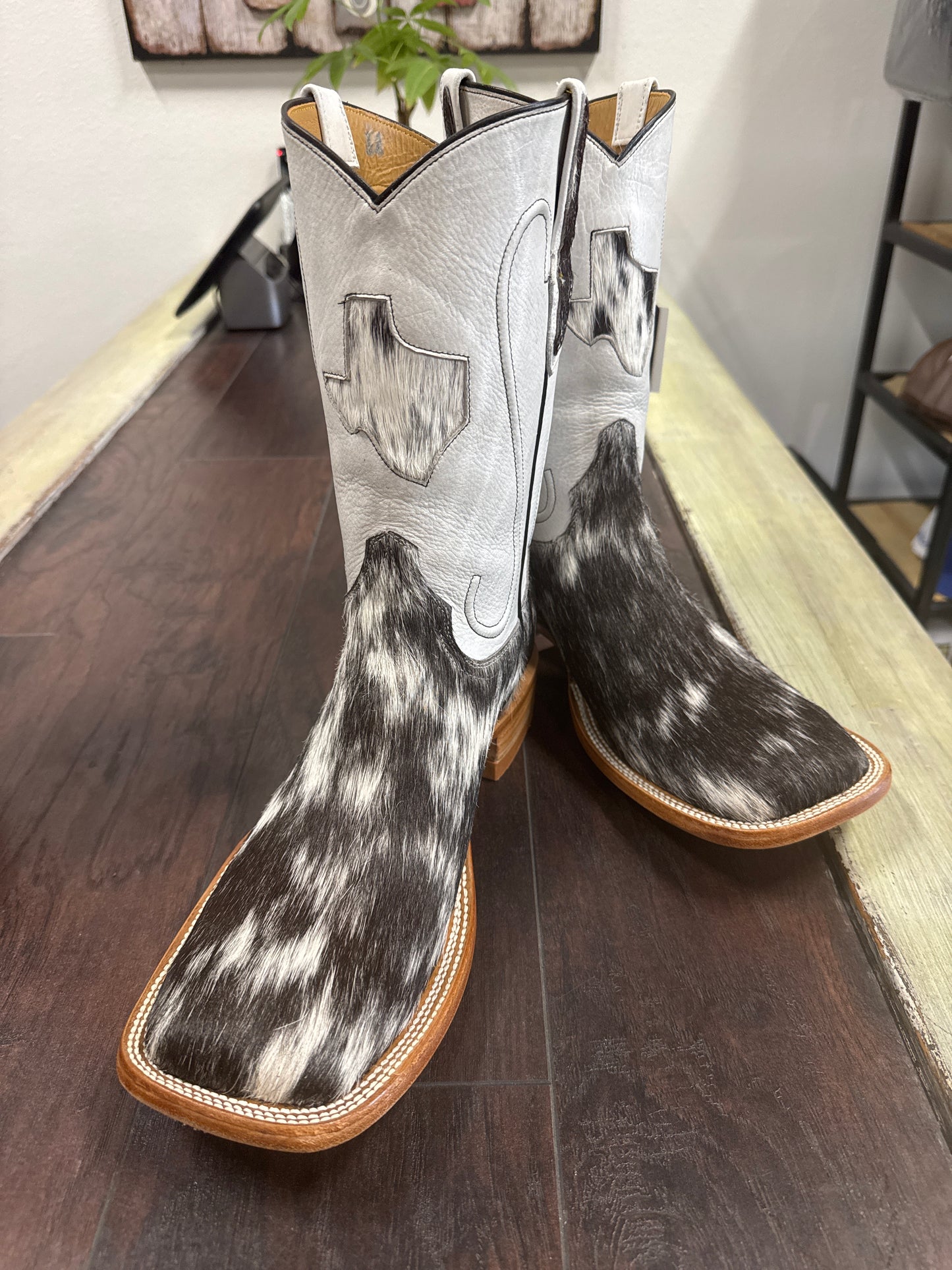 Cowhide- Black&White 11.5 EE