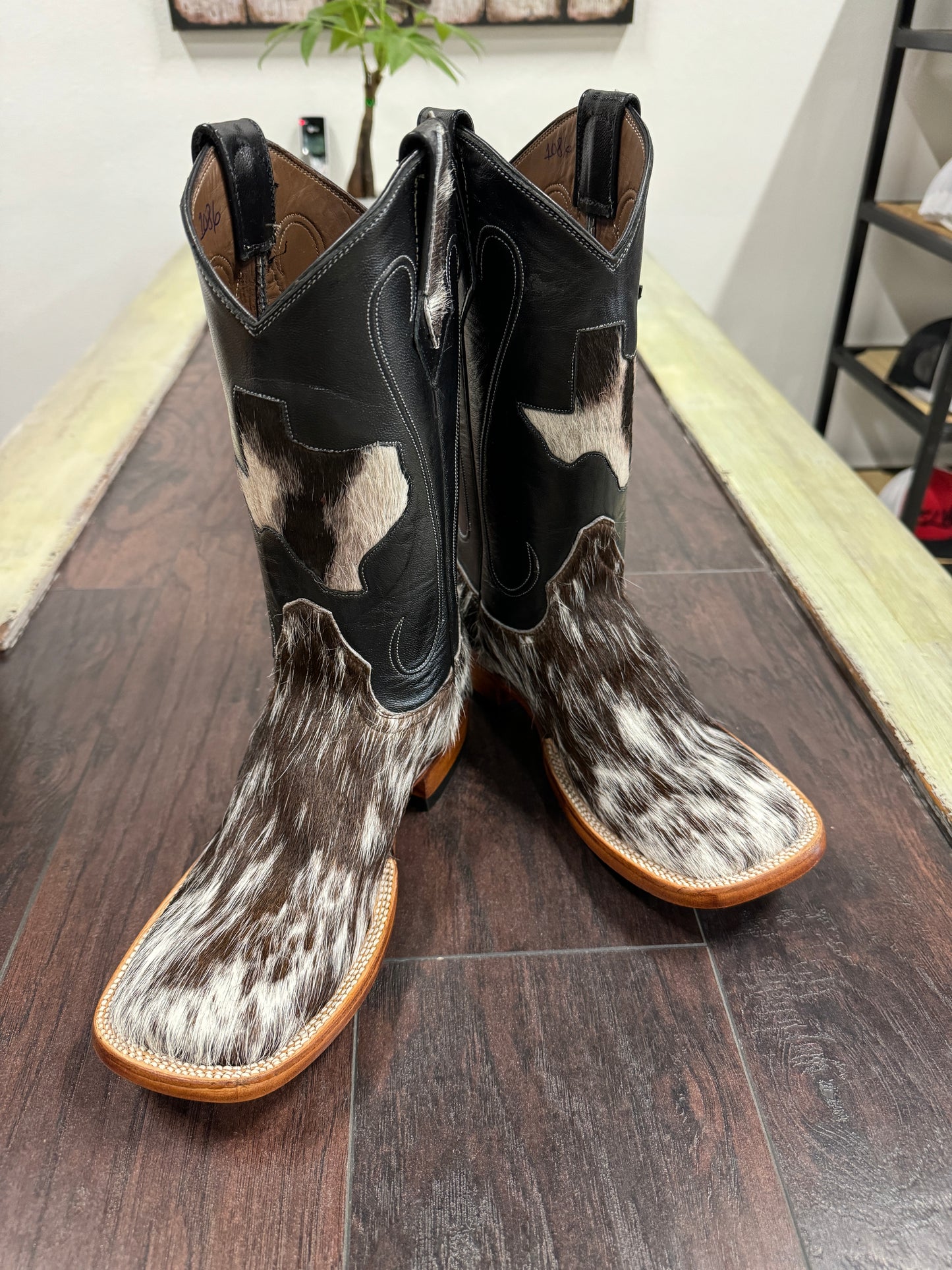 Cowhide-Bl/wh triple seam