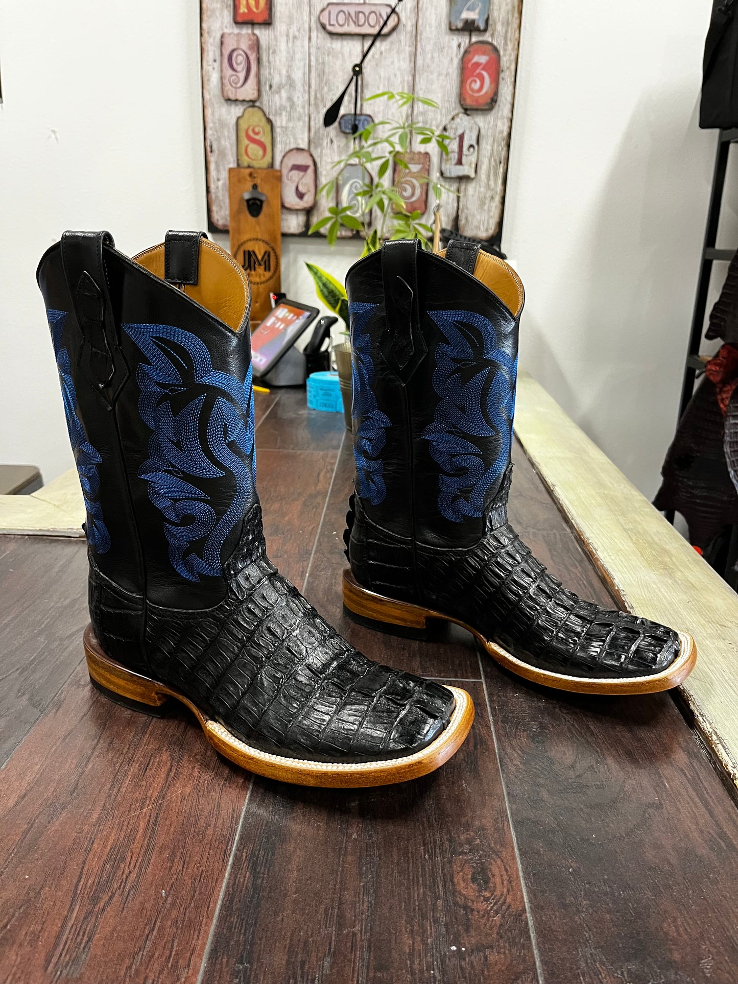 Caiman Tail- Black